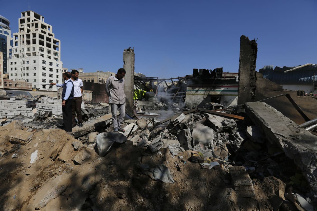 Jemeniläiset tutkivat Sanaan kaupungissa sijainneen koulun raunioita sen jälkeen, kun rakennus tuhoutui Saudi-Arabian johtaman liittouman ilmaiskussa vuonna 2016.