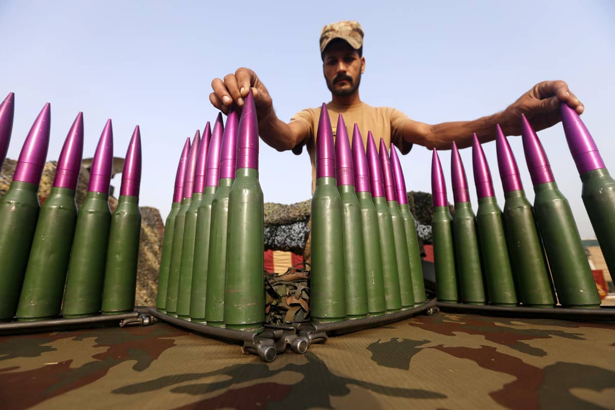 Pakistanin armeijan sotilas asettaa esille aseita puolustusvoimien juhlapäivää varten 5. syyskuuta Peshawarissa.