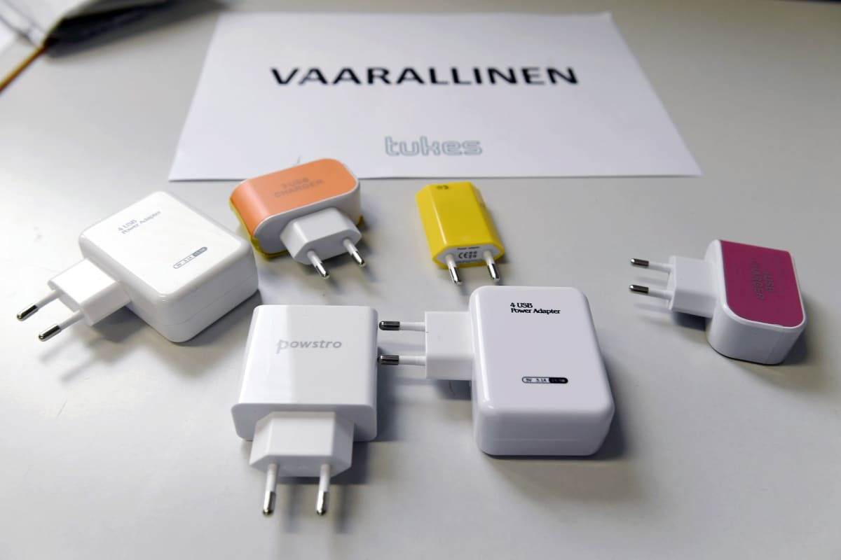 Vaarallisia latureita esillä Tullin ja Tukesin verkkokaupan halpatuotteiden turvallisuudesta kertovassa tiedotustilaisuudessa.