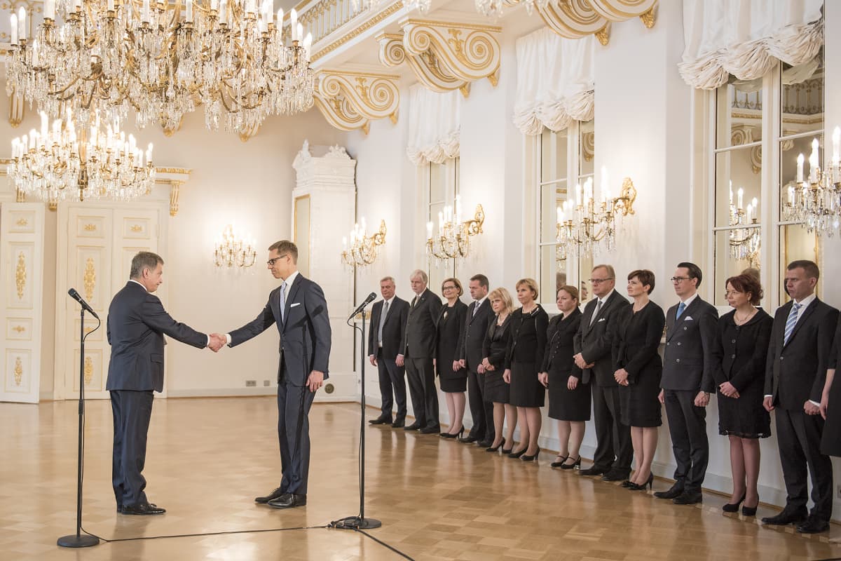 Alexander Stubbin hallitus eroaa Juha Sipilän hallituksen astuessa tilalle 29. toukokuuta 2015. Sauli Niinistö ja Alexander Stubb kättelevät.