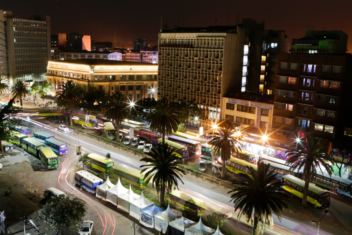 Näkymä Nairobin keskustasta yöllä.