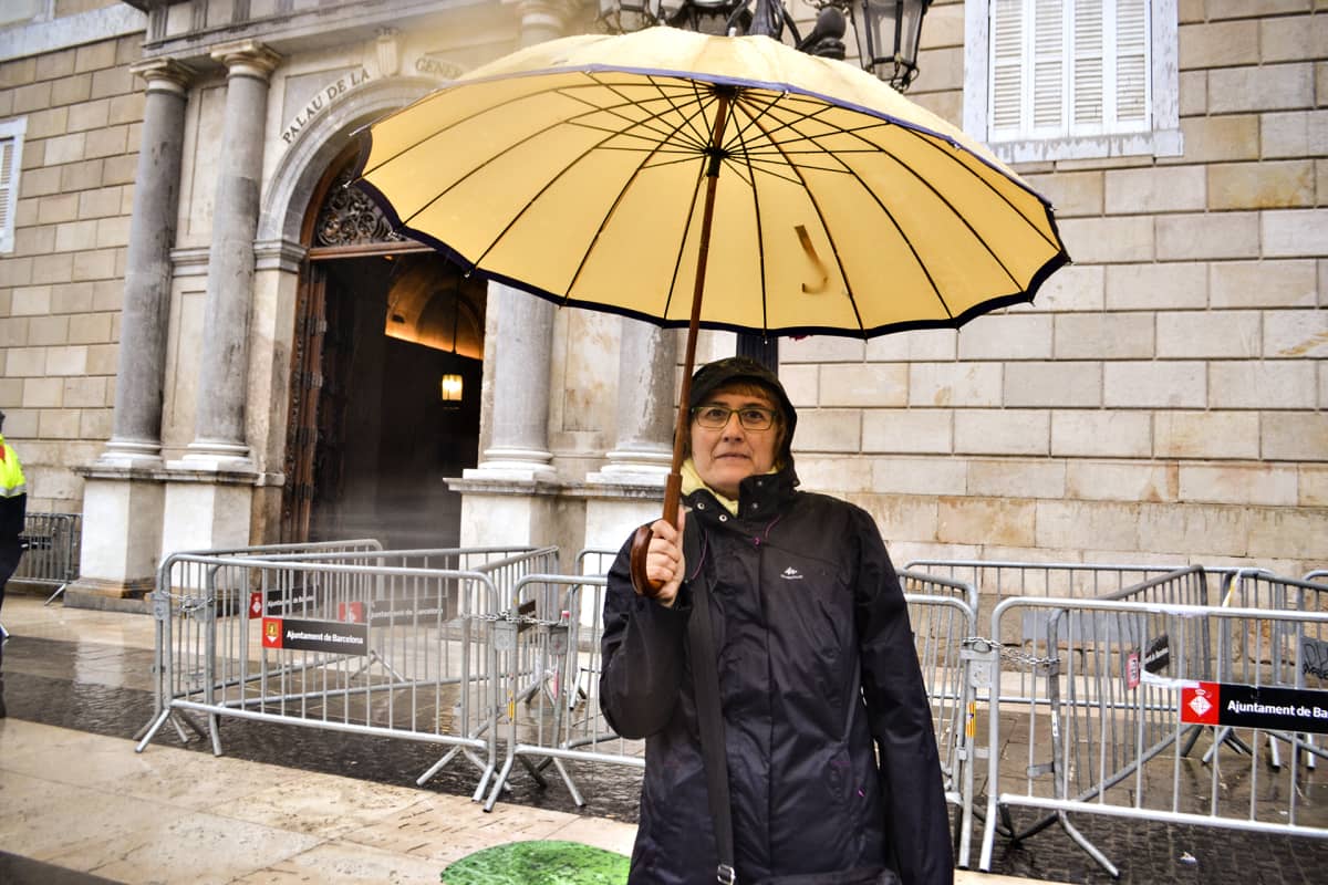 Nainen keltaisen sateenvarjon kanssa.