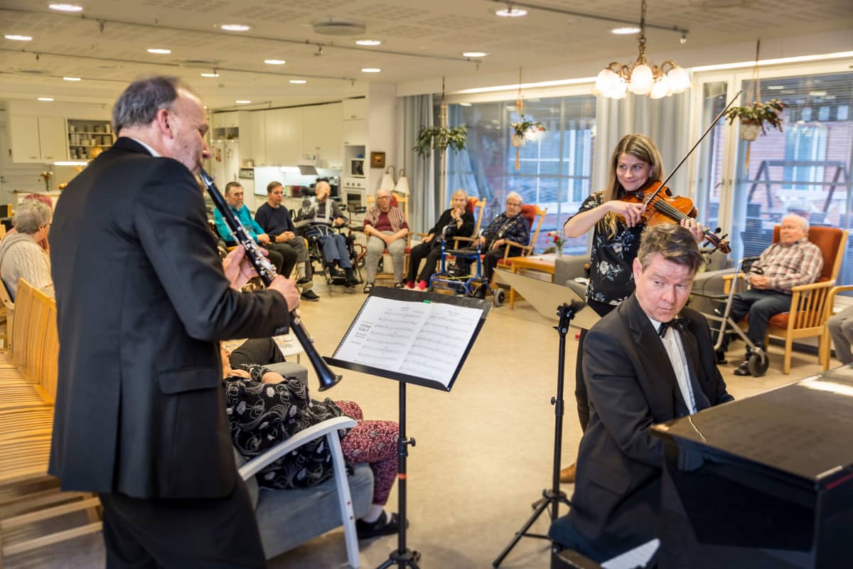 Klarinetisti Kimmo Leppälä, pianisti Ilkka Joronen ja alttoviulisti Heidi Ketola soittavat muistisairaille vanhuksille Sipoon Suvirinteen hoivakodissa.