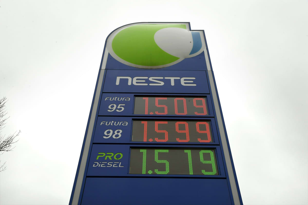 Nesteen huoltoaseman hintapylväs kertoo dieselin kallistuneen.