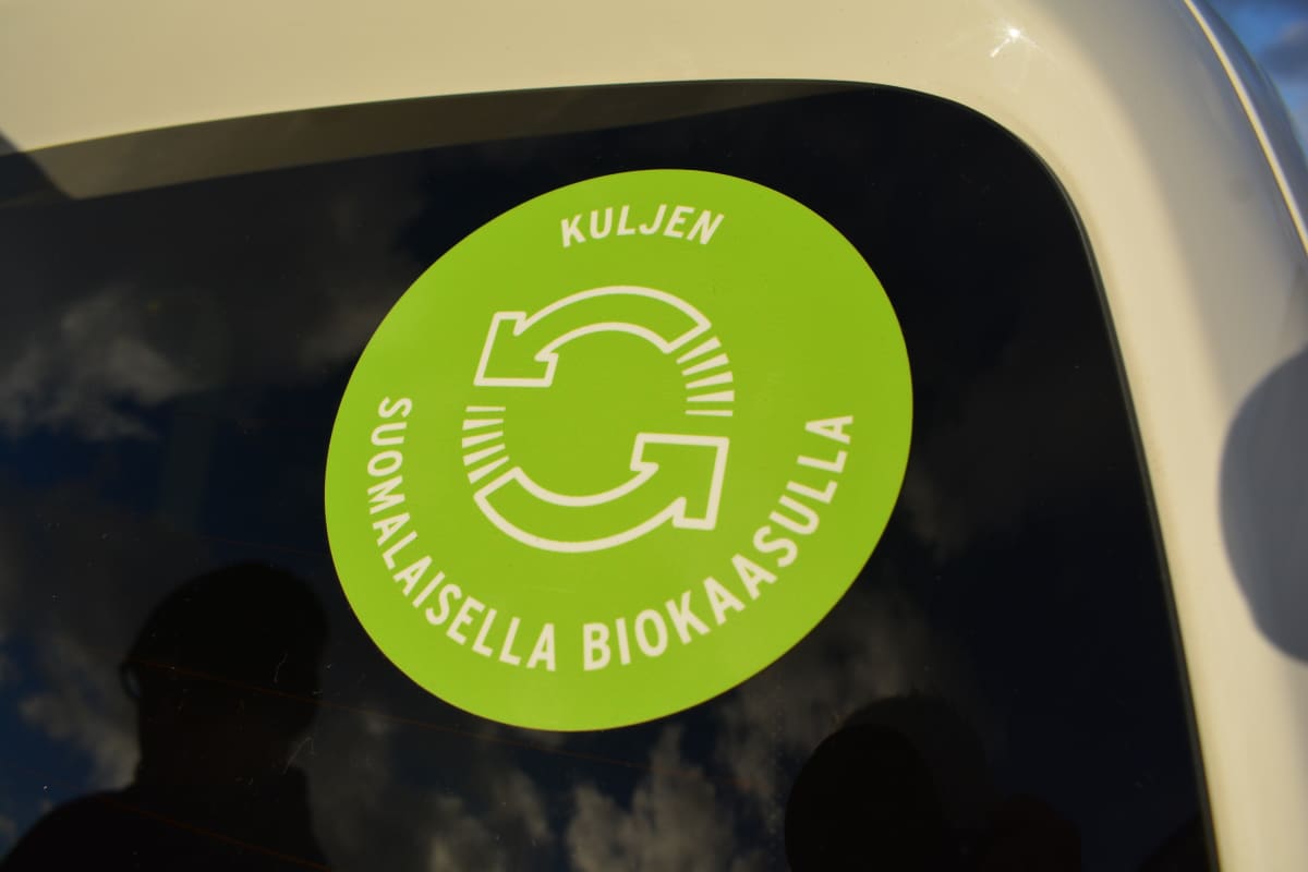 Kaasuautossa oleva merkki kertoo, että auto kulkee biokaasulla.