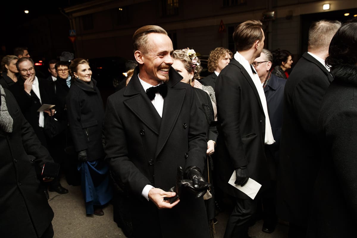 Näyttelijä Jasper Pääkkönen saapuu itsenäisyyspäivän vastaanotolle Presidentinlinnaan