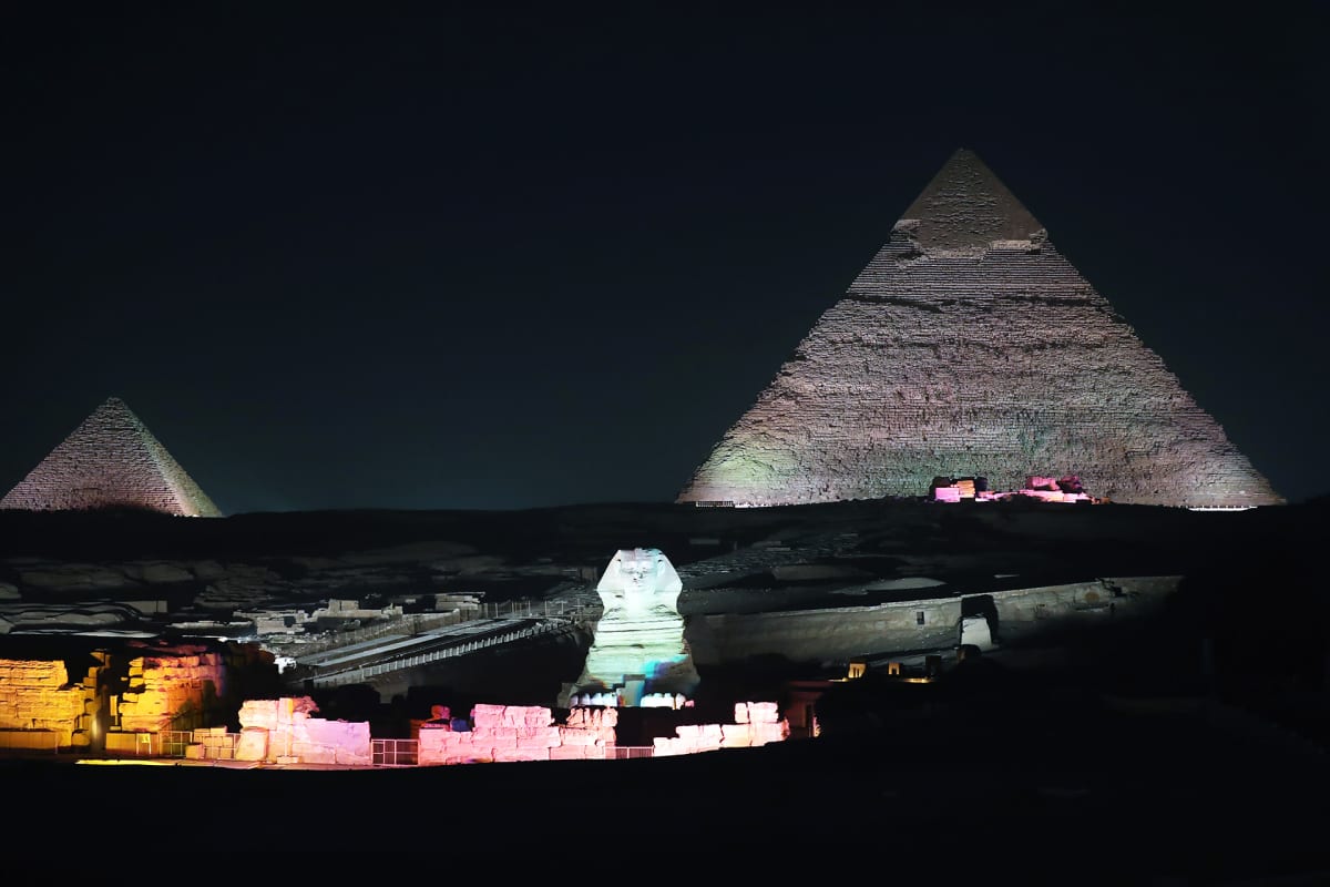 Gizan pyramidit iltavalaistuksessa.