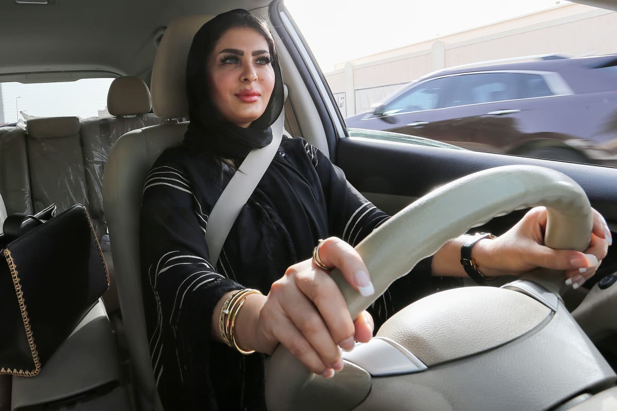 Naisen ei tarvitse enää hakea Saudi-Arabiassa lupaa matkustamiseen  mieshuoltajalta | Yle Uutiset