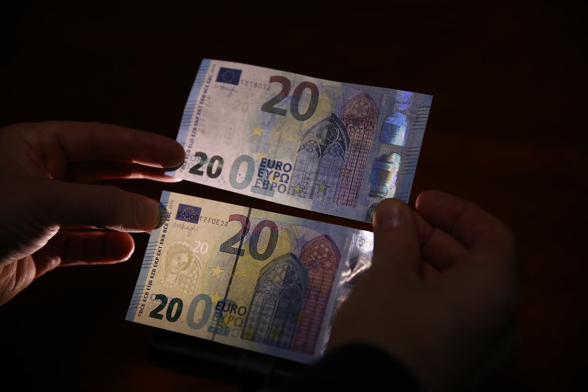 20 euron setelit joissa toisessa näkyy vesileima.