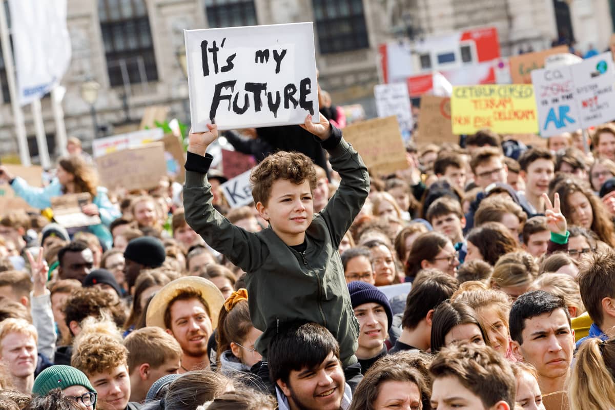 Poika, jonka kyltissä lukee "It's my future"