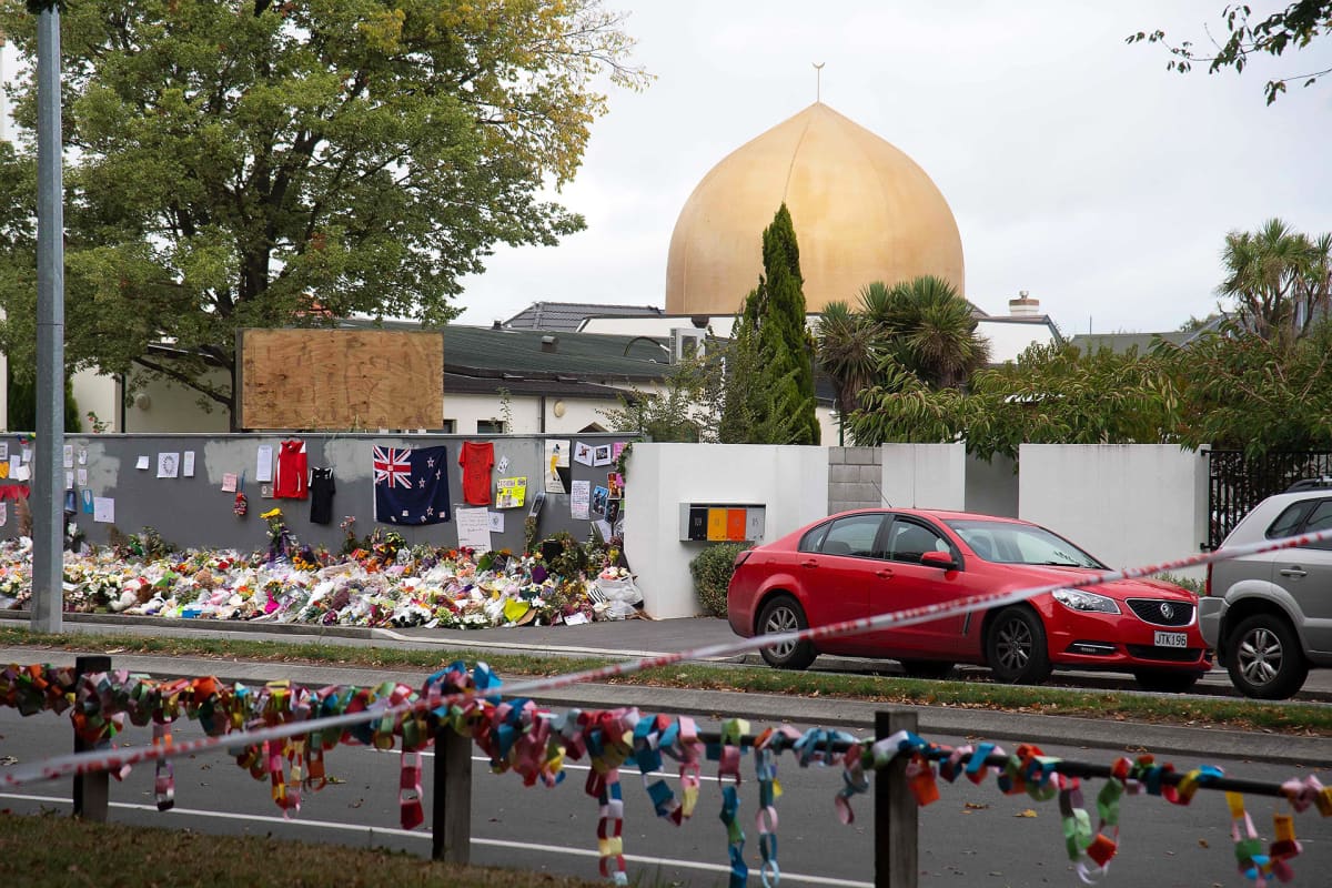 Kukkia ja surunauhoja Masjid Al Noorin moskeijan edustalla Christchurchissa.
