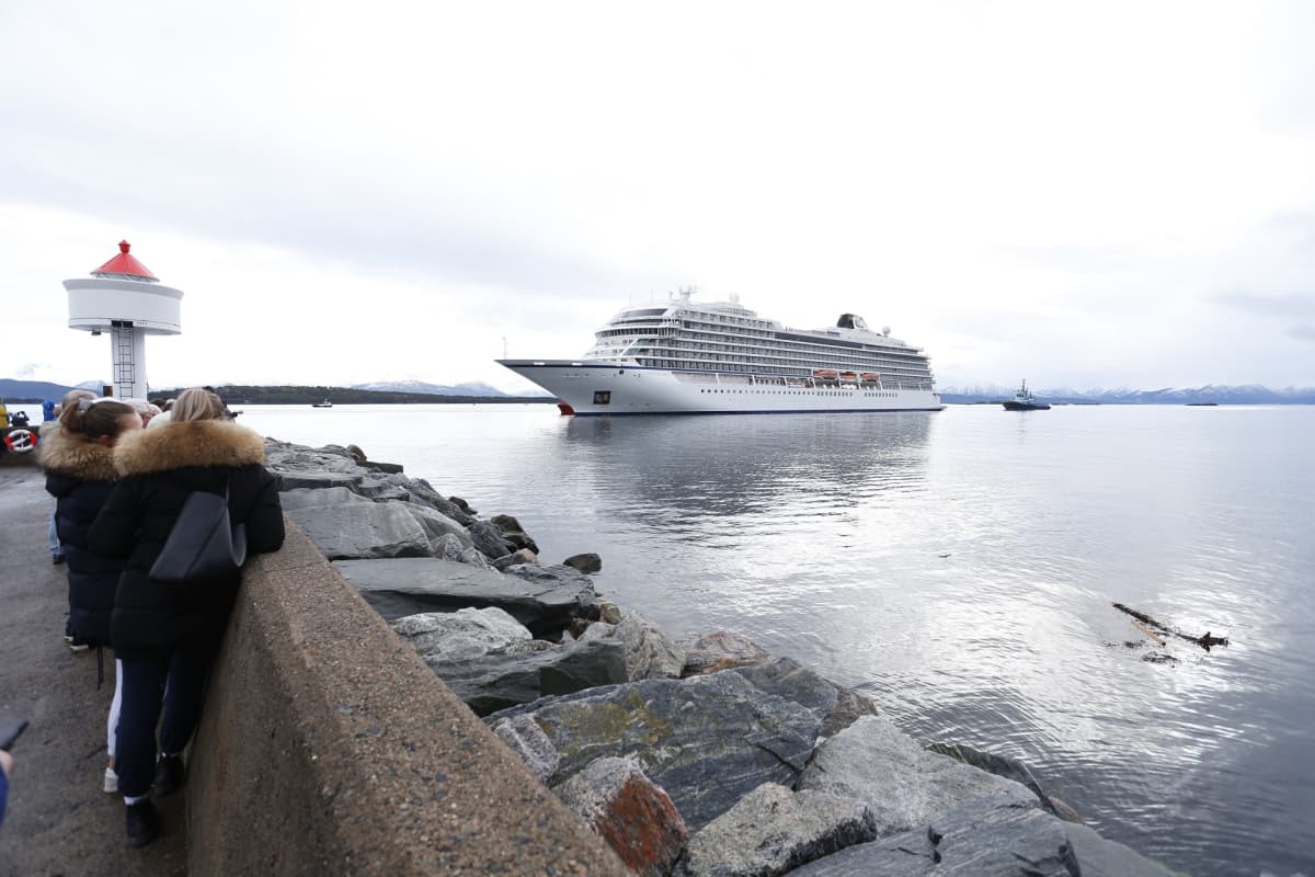 Viking Sky saapumassa Molden satamaan.