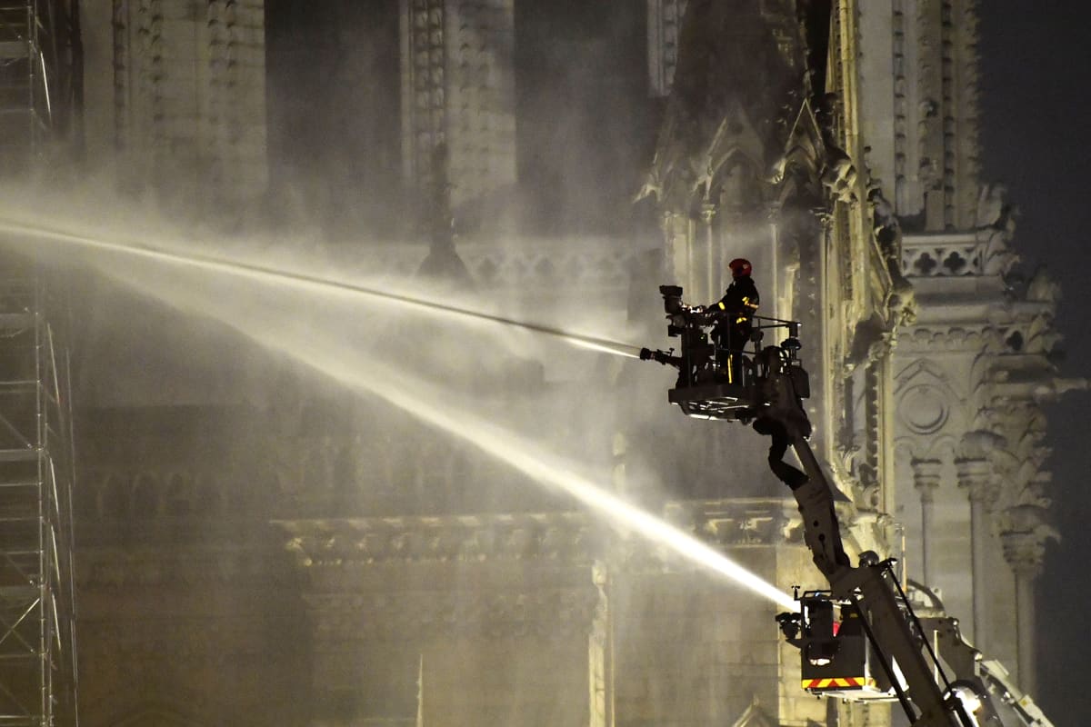 Palomiehiä nosturissa Notre Damen kattopalon sammutustöissä 15. huhtikuuta. 