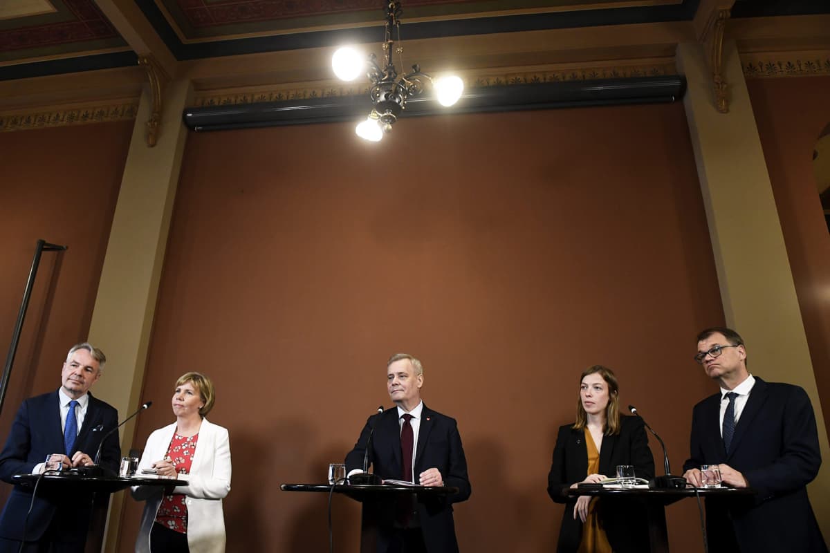 Hallitustunnustelija, SDP:n puheenjohtaja Antti Rinne (keskellä) kertoi hallitusneuvotteluiden ensimmäisestä päivästä Säätytalossa keskiviikkona.