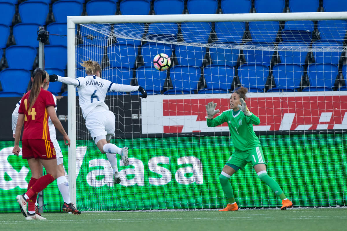 Anna Auvinen puski Espanjan Dolores Gallardon maalia kohti Helsingissä huhtikuussa 2018. 