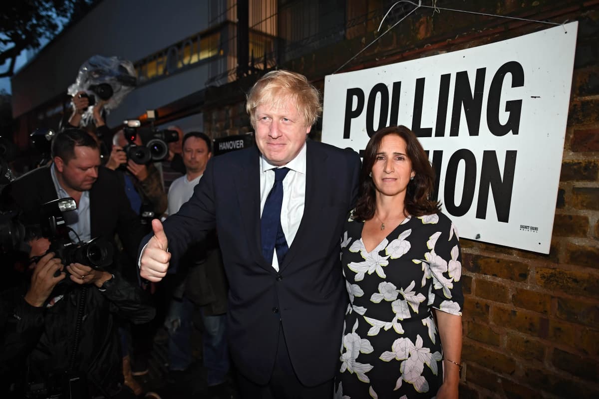 Johnson ja vaimo Marina Wheeler äänestyspaikalla 23. kesäkuuta, brexit-kansanäänestyksen päivänä. Pariskunta ilmoitti pari vuotta myöhemmin eroavansa.