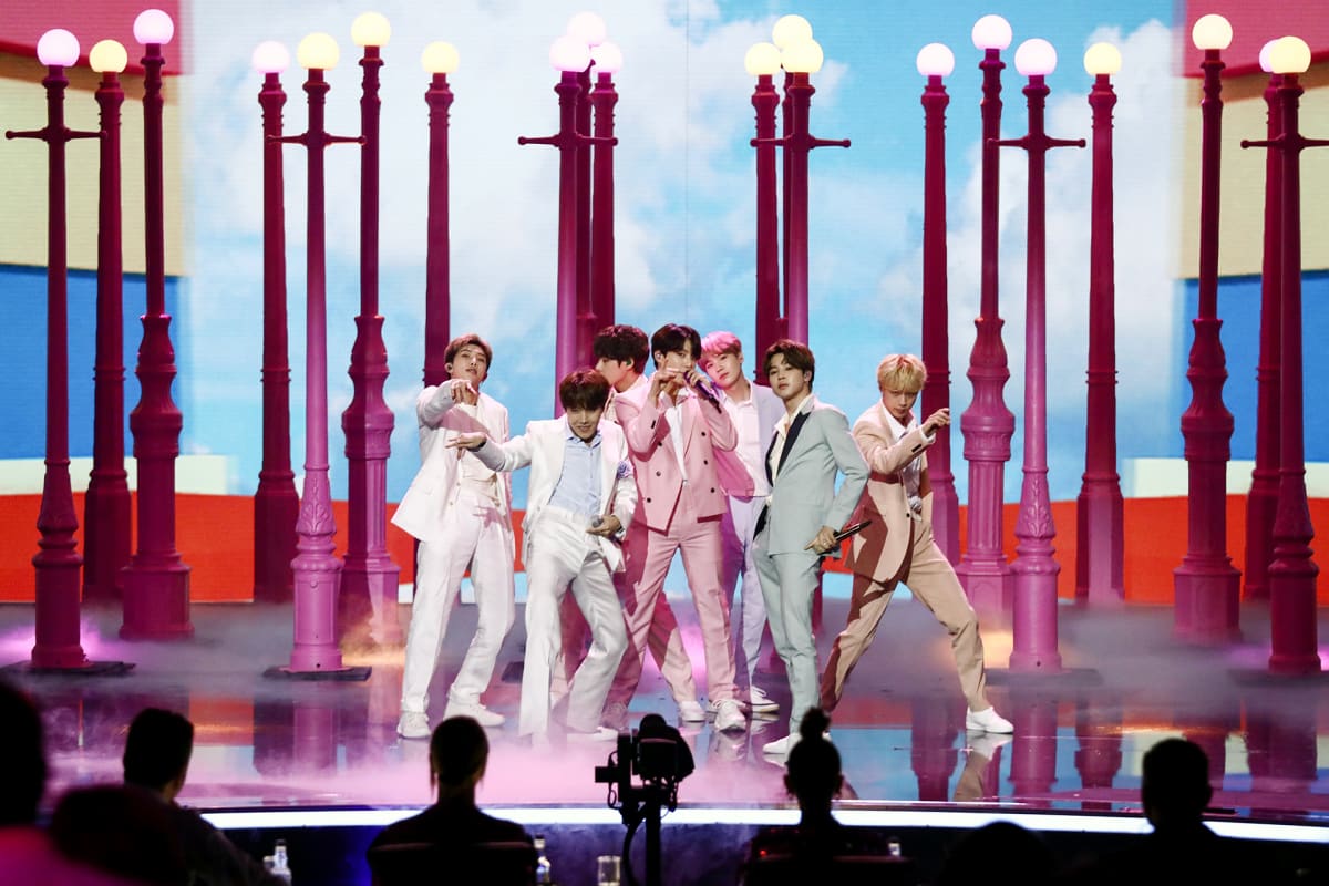 Korealainen BTS esiintyy Got Talent tv-ohjelmassa Lontoossa.