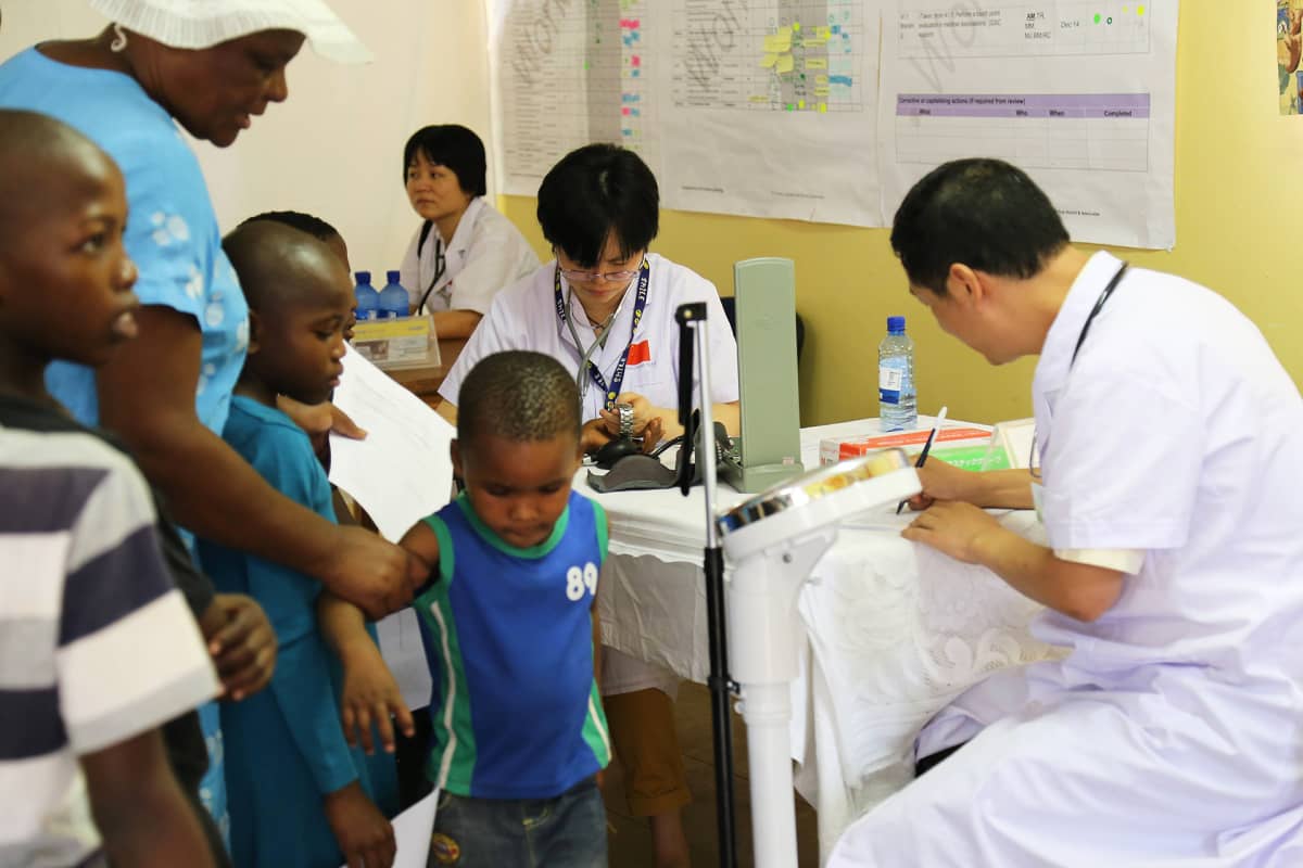 Kiinalaisen lääkintäryhmän jäseniä työssään Botswanassa.