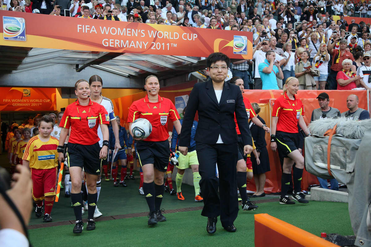 Tonja Paavola, Kirsi Heikkinen ja Anu Jokela tuomitsivat naisten MM-kisoissa vuonna 2011.