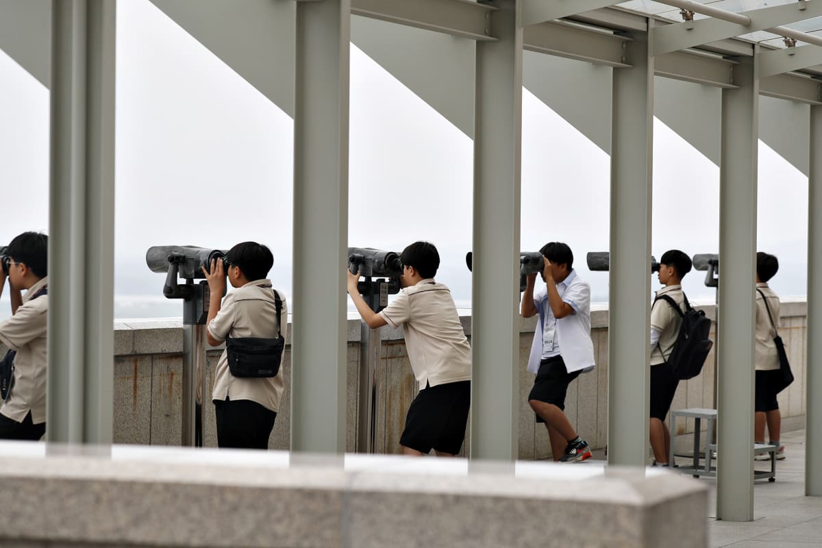 Eteläkorealaiset opiskelijat kiikaroivat Pohjois-Korean puolelle lähellä maiden rajaa kesäkuussa 2019.