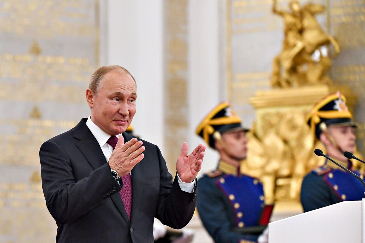 Vladimir Putin Ilmeilee Kremlissä 12. kesäkuuta 2019.