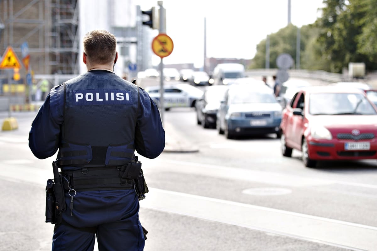 Poliiseja ampumapaikalla Helsingin Hietalahdenkadulla tiistaina 23. heinäkuuta 2019.