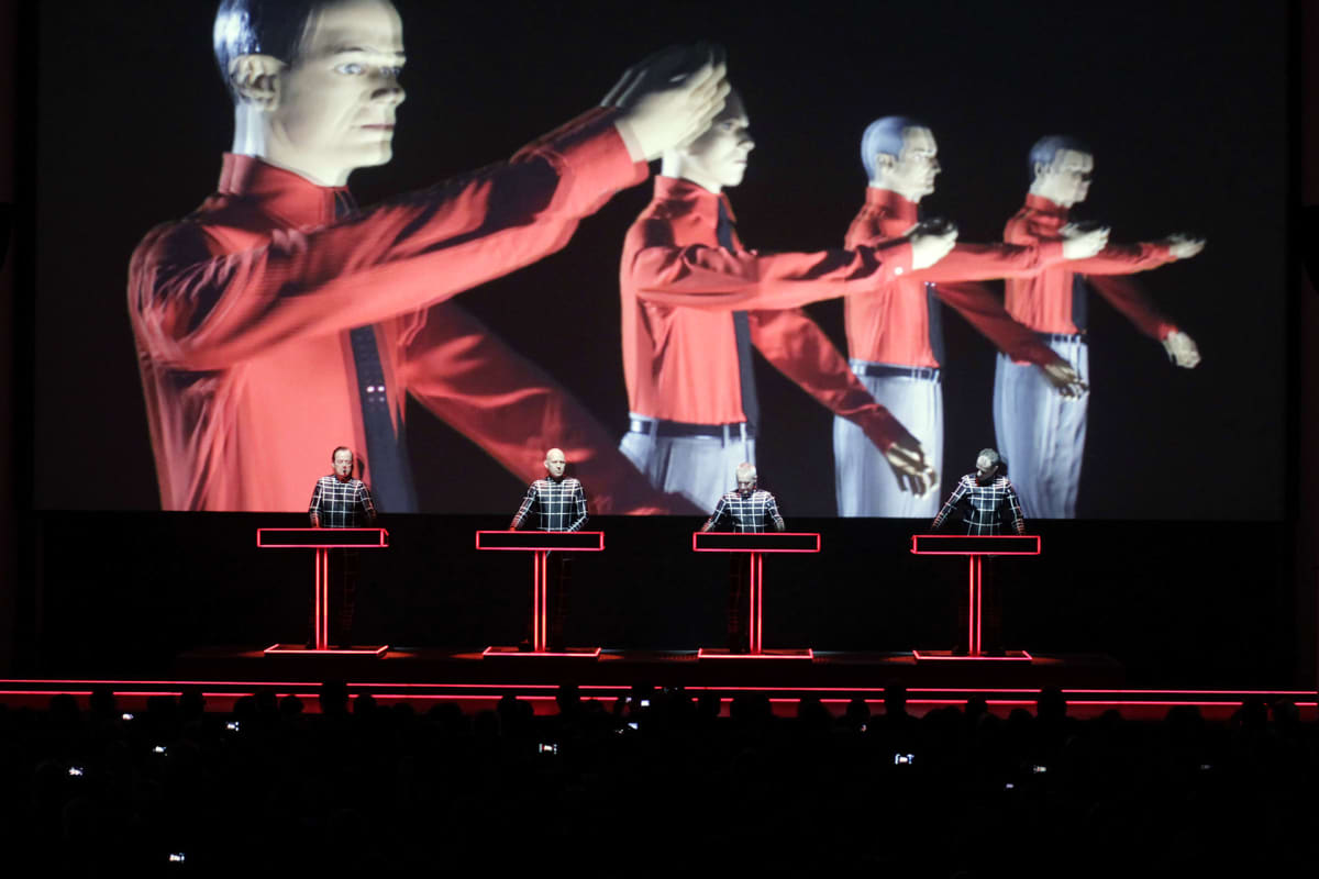 Kraftwerk  esiintyy Düsseldorfissa.