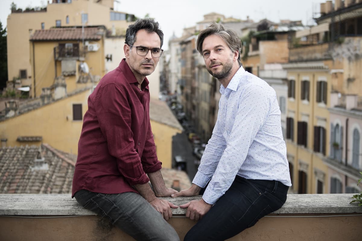 Luca Ragazzi (vas.) ja Gustav Hofer tunnetaan Italiassa tasa-arvoa käsittelevistä elokuvistaan.