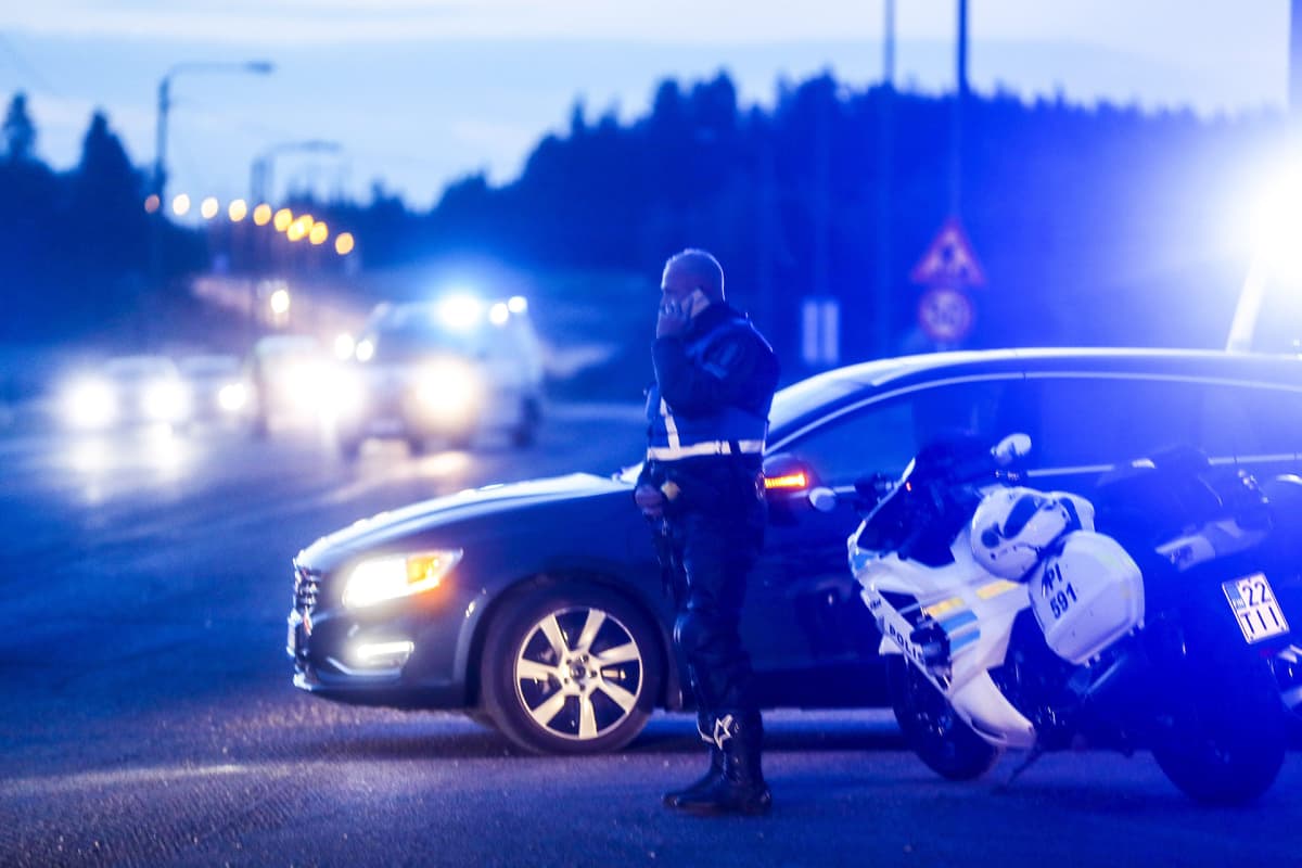 Poliiseja tiellä E12 Hämeenkyrössä 25. elokuuta 2019. Poliisi otti kiinni kaksi henkilöä Tampereenseudulla tapahtuneen takaa-ajon päätteeksi. KRP epäilee, että kiinniotetut liittyvät Porvoon sunnuntain vastaisen yön ampumatapaukseen.