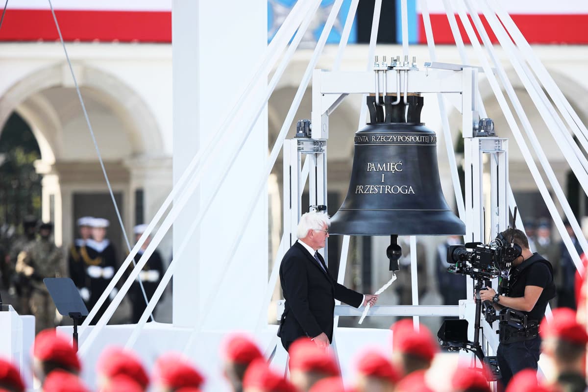 Saksan presidentti Frank-Walter Steinmeier soitti kelloa muistotilaisuudessa Varsovassa.