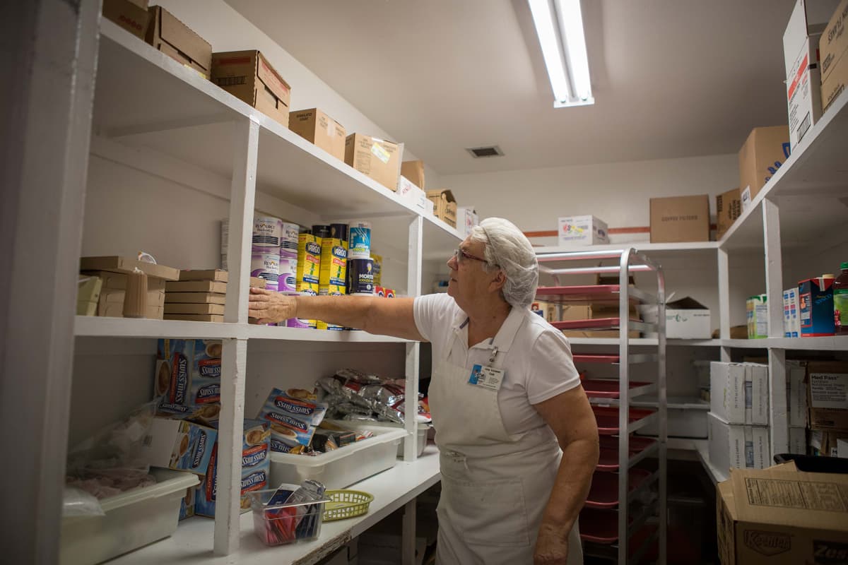 Suomalais-amerikkalaisen vanhustenhoitokodin keittäjä Irma Väisänen pitää huolta, että ruokavarastot ovat kunnossa ennen hurrikaanin mahdollista rantautumista.