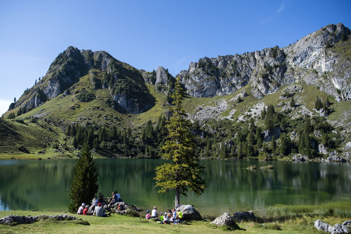 Ihmiset nauttivat kauniista säästä Seeberg-järven rannalla Diemtigtalissa Sveitsissä 15. syyskuuta. 