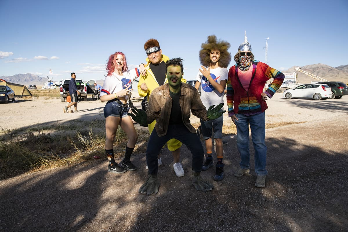 Ihmiset poseerasivat kameralle alien-juhlissa Rachelissa, Nevadassa 20. syyskuuta.