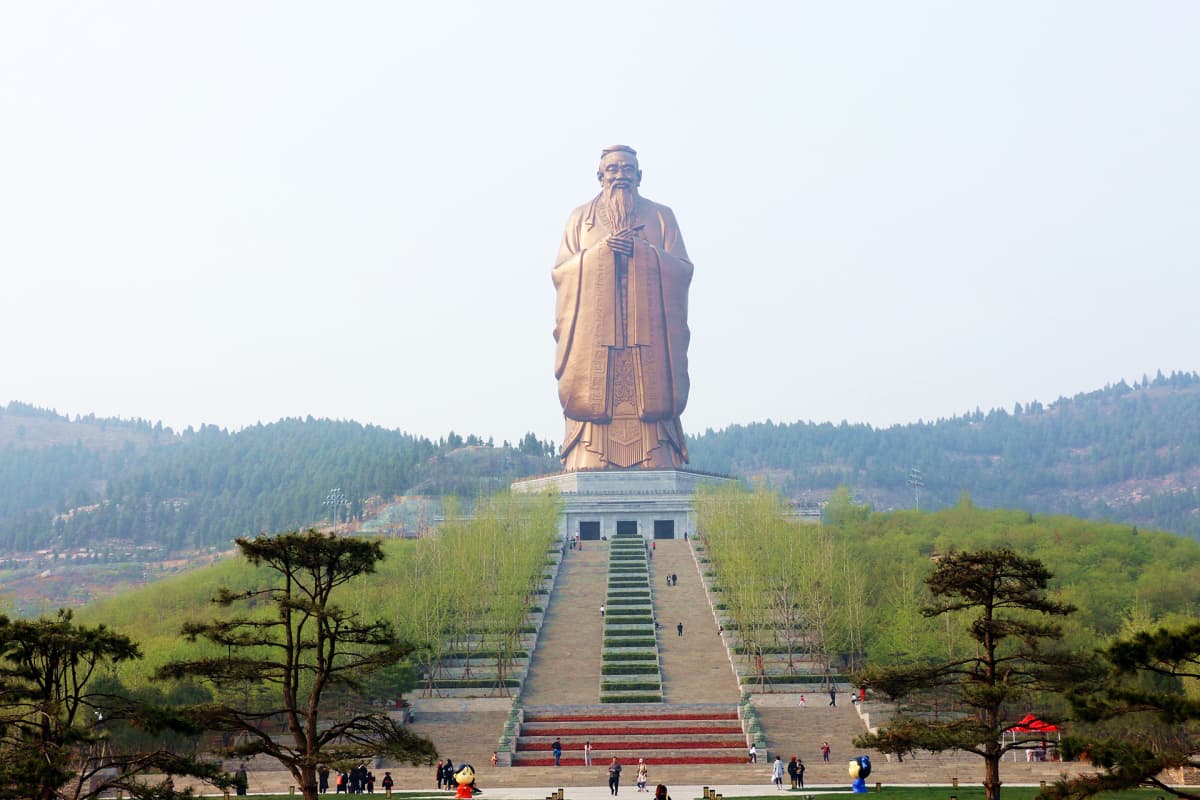 Maailman korkein Kungfutse-patsas Nishan-vuorella Kiinassa.
