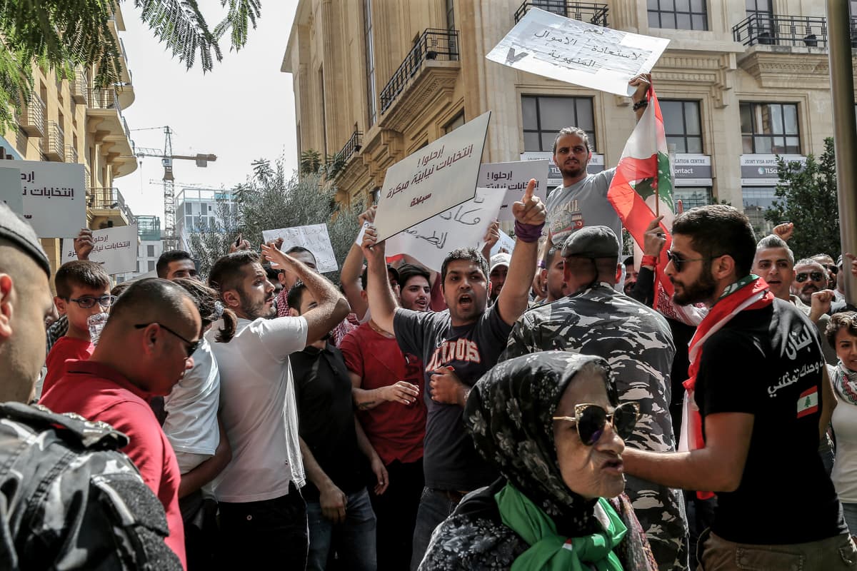 Libanonilaiset osoittavat mieltään Beirutissa.