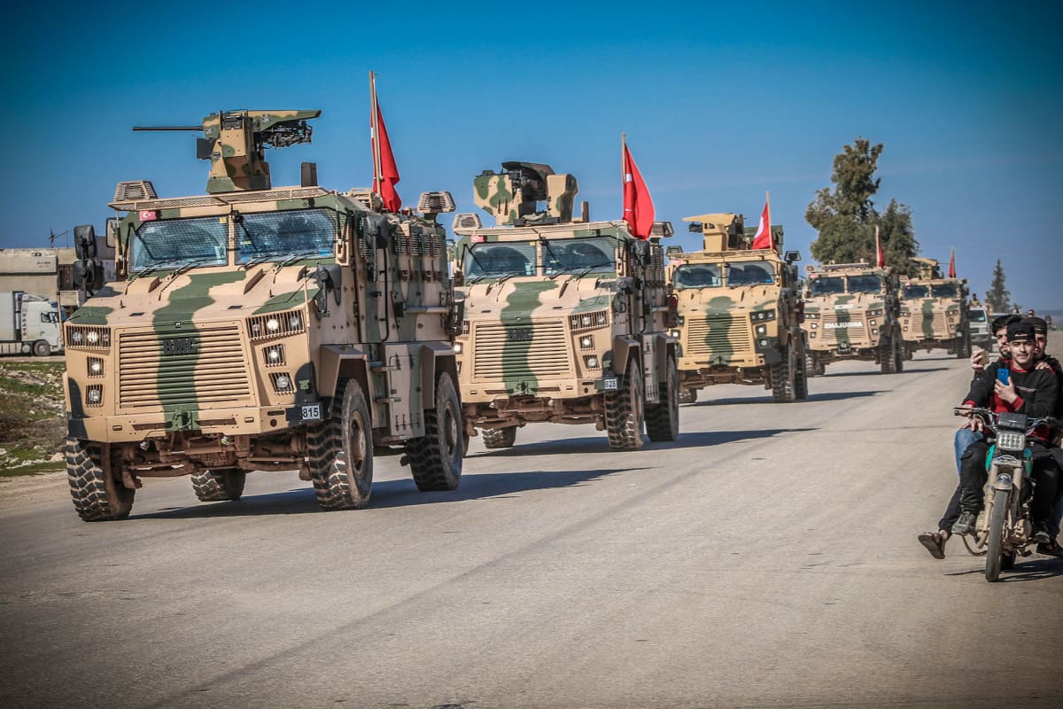 Turkin panssaroidut ajoneuvot partioivat lähellä Syyrian rajaa.