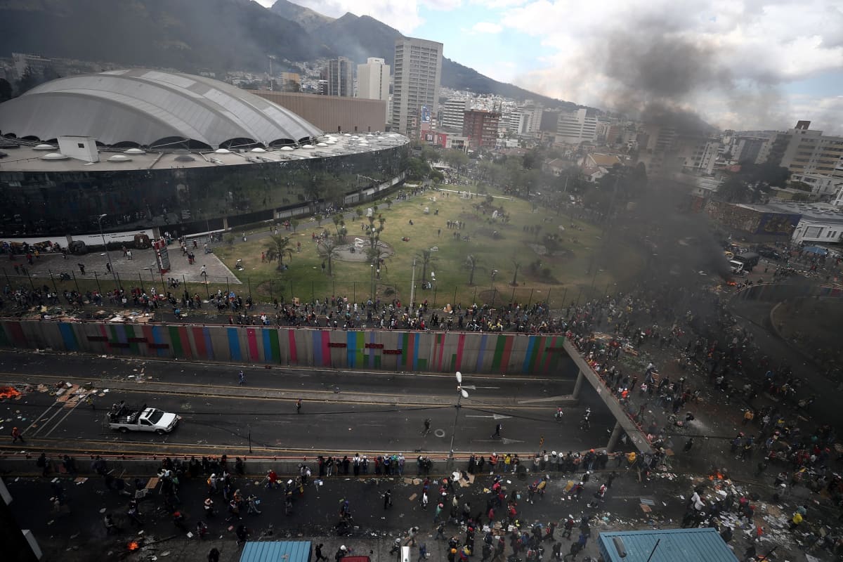 Alkuperäiskansojen liikehdinnästä alkaneet mielenosoitukset jatkuivat lauantaina pääkaupunki Quitossa.