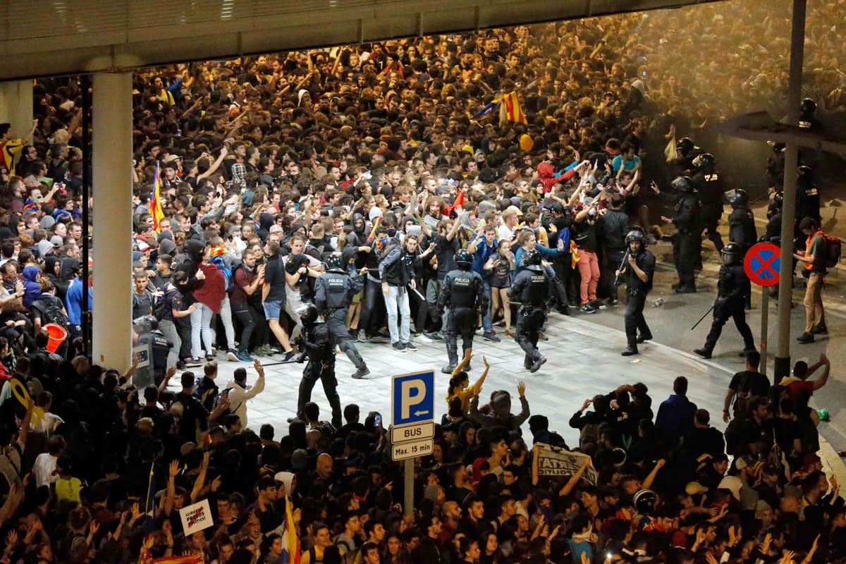 Mielenosoittajia Barcelonan lentoasemalla.