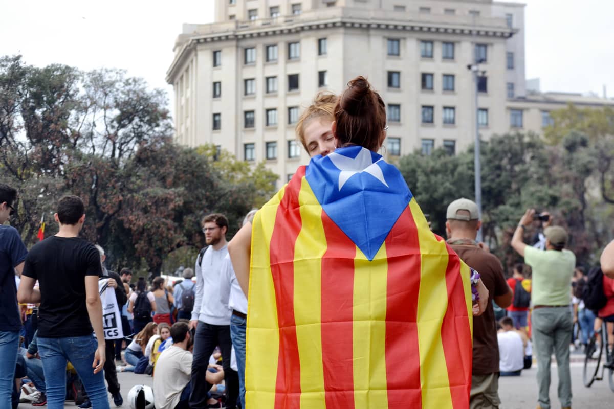 Tuomioden jälkeen ihmiset kerääntyivät Barcelonan kaduille lohduttamaan toisiaan ja osoittamaan mieltä. 