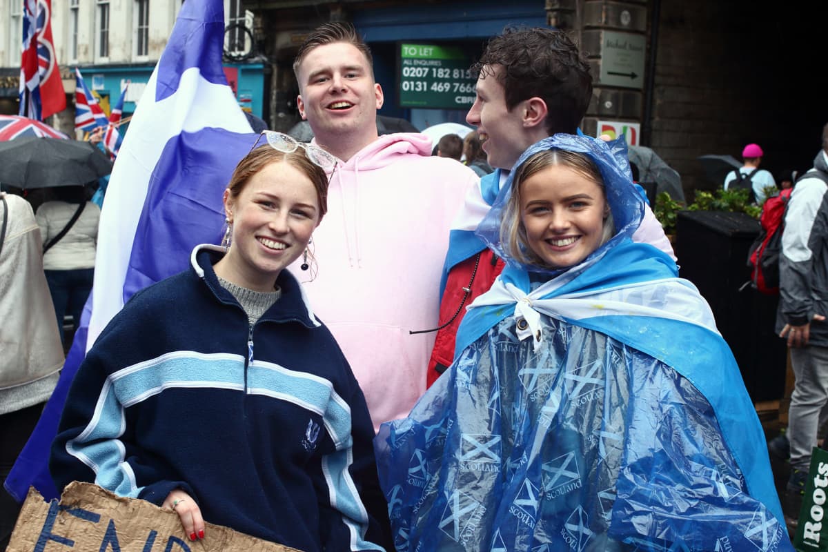 Niamh O’Hara ystävineen saapui Edinburghin itsenäisyysmarssille Dundeesta. 