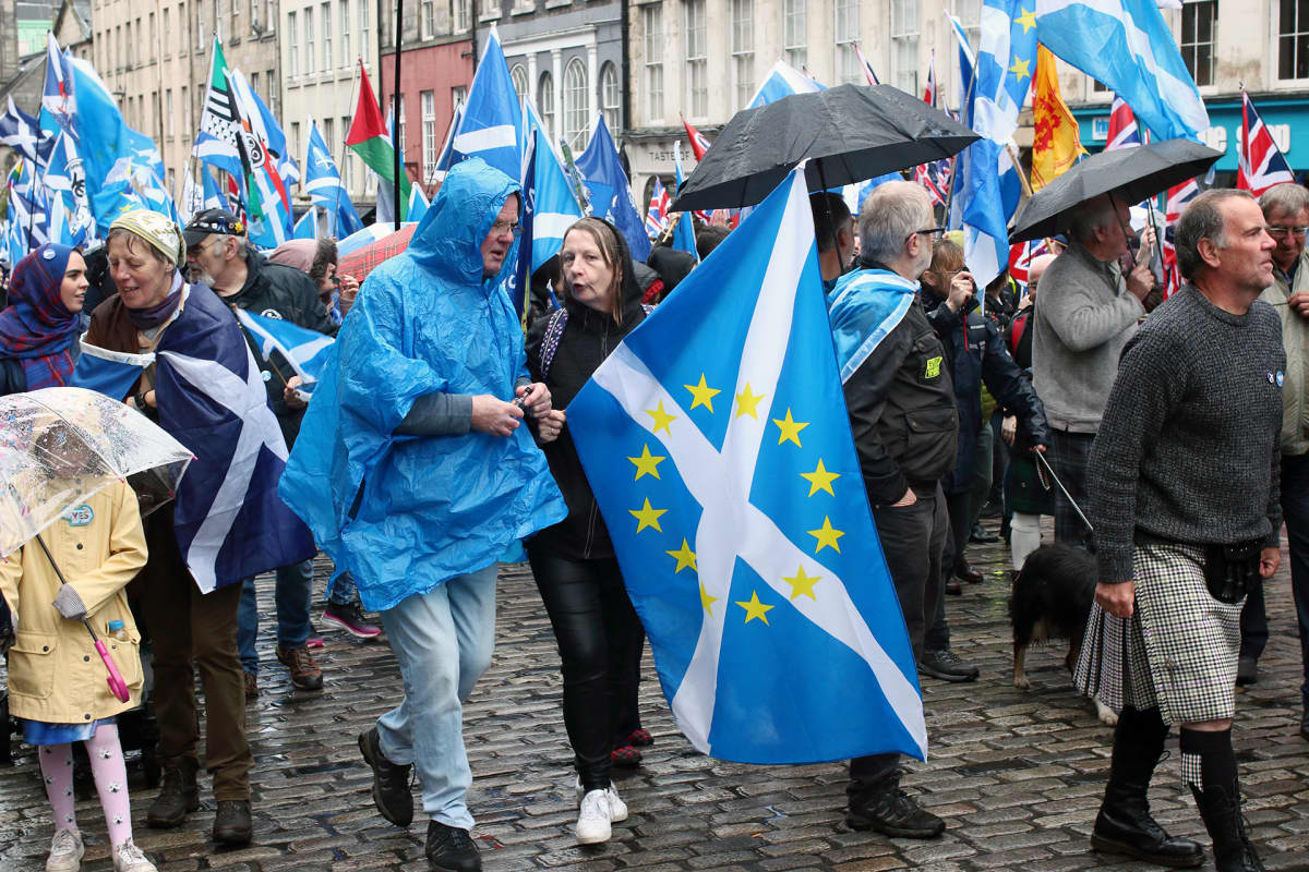 Skotit marssivat itsenäisyyden puolesta EU-tähdillä koristettujen Skotlannin lippujen alla Edinburghissa.