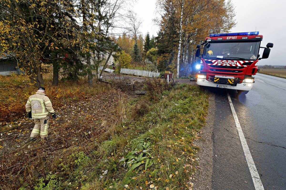 Kaksi 17-vuotiasta nuorta naista kuoli liikenneonnettomuudessa  Jalasjärvellä | Yle Uutiset