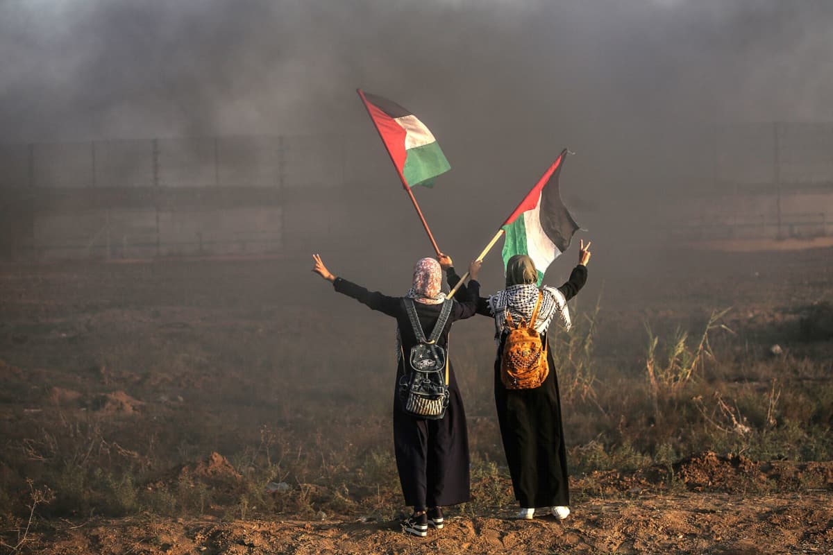 Palestiinalaisnaiset osoittivat mieltään perjantaina Israelin-rajalla. Kymmeniä loukkaantui perjantain mielenosoituksissa, jonka jälkeen Gazan puolelta ammuttiin raketteja Israeliin. Tämän jälkeen Israel kosti ilmaiskulla.