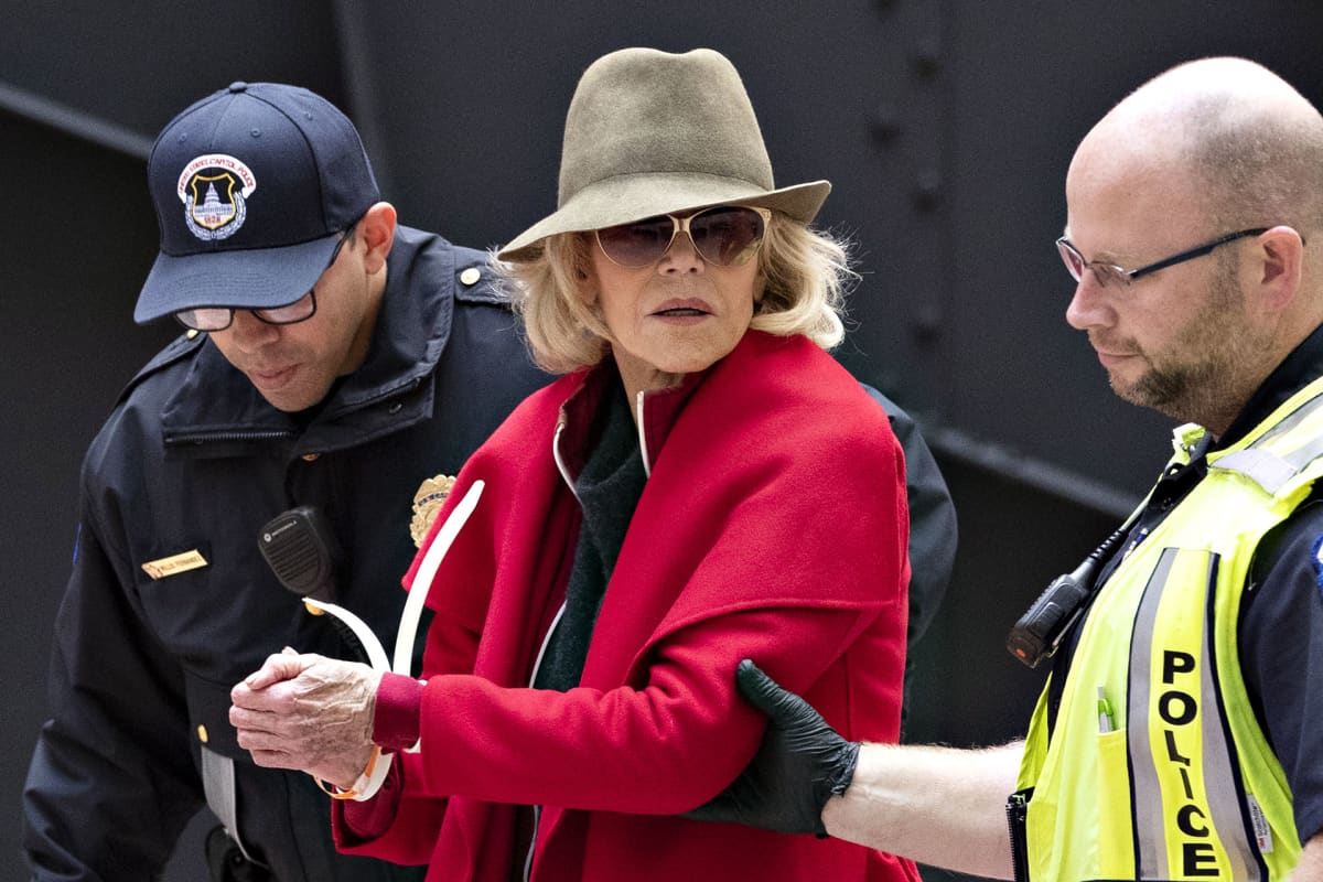 Näyttelijä Jane Fonda joutui pidätetyksi ilmastomielenosoituksessa Washingtonin Capitol-kukkulalla perjantaina 1. marraskuuta 2019.