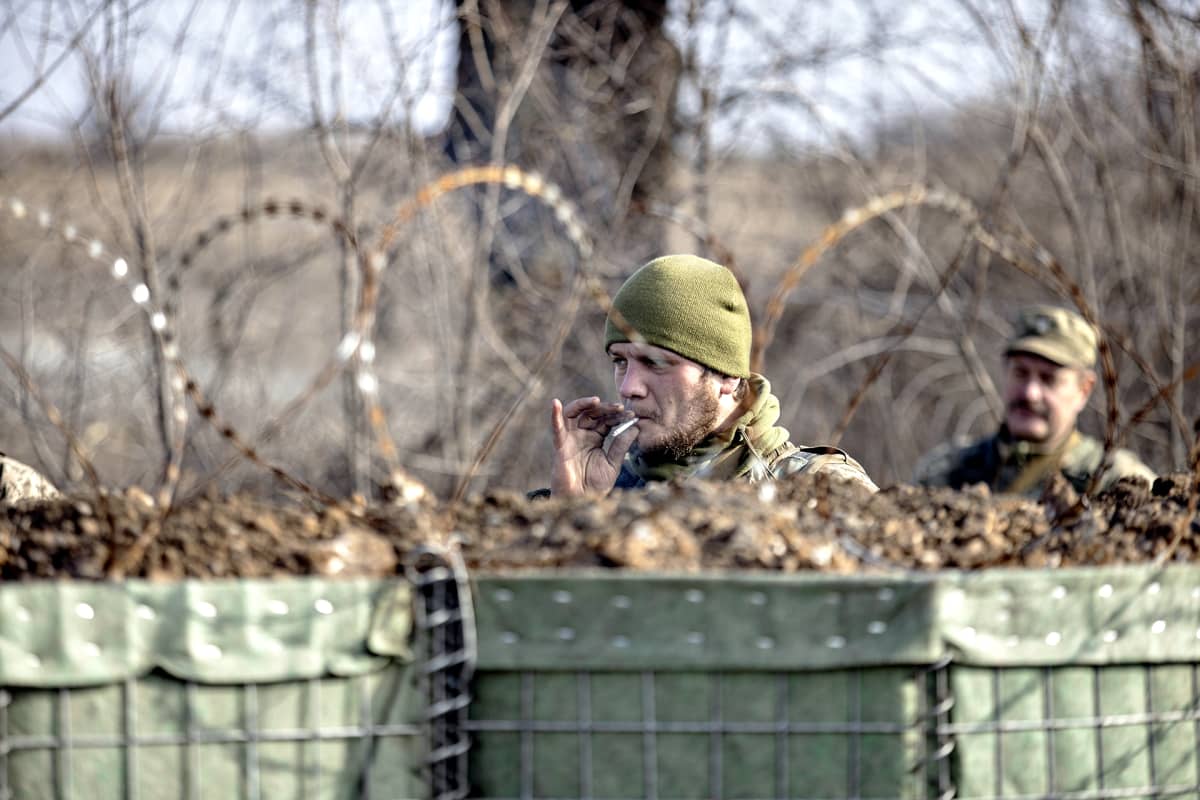 Ukrainalaisella sotilaalla oli aikaa tupakkataukoon Katerynivkan kylässä lauantaina 2. marraskuuta 2019.
