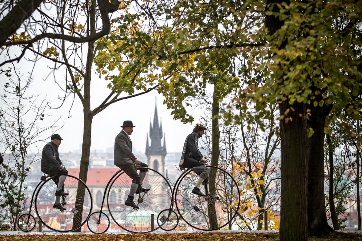 Historiallisesti pukeutuneet osallistujat polkevat korkeilla pyörillä perinteisen "Prahan maili" -kisan aikana Tšekin Prahassa 2. marraskuuta 2019.