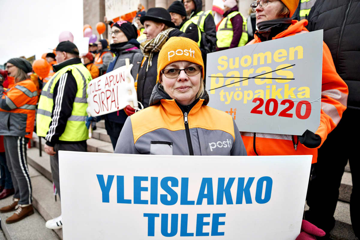 Turkulainen postinjakaja Johanna Majalahti otti osaa Posti ja logistiikka-alan unioni PAU:n mielenosoitukseen eduskuntatalon edustalla torstaina 21. marraskuuta 2019 Helsingissä.