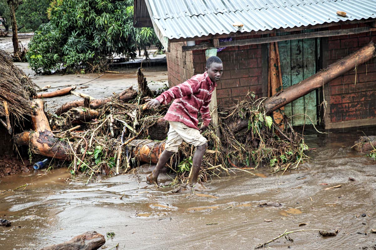 Poika kävelee tulvivassa Paruan kylässä Keniassa 24. marraskuuta.