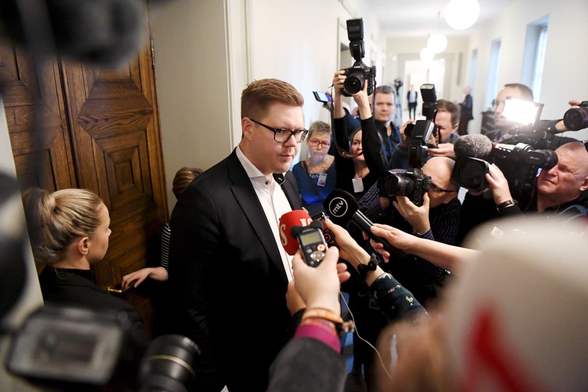 SDP:n Antti Lindtman puhuu medialle kun hän on menossa eduskuntaryhmän kokoukseen keskustelemaan pääministeri Antti Rinteen luottamuksesta eduskunnassa.