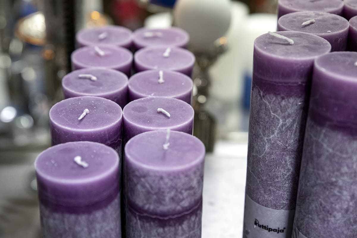 Violetin värisiä oliiviöljystä tehtyjä kynttilöitä esillä Puttipajan myymälässä.